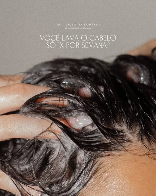 Lavar o cabelo uma vez por semana não é automaticamente errado.

O problema é acreditar que existe u