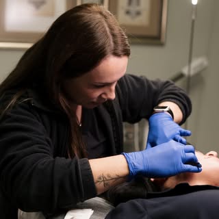 After microneedling, can I…
🏋️♀️ Work out? She said no
💄 Wear makeup? Also no
☀️ Go in the sun? Ab