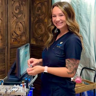Your skin’s new best friend just checked in. 👋✨

Meet Kelsey, our Medical Aesthetician! She’s passi