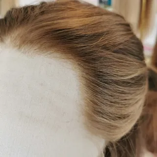 Feine natürliche Haaransätze und feine Farben! Mit viel Liebe zum Detail wird jedes einzelne Haar pl
