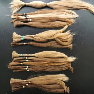Die Haare für ein neues Projekt sind vorbereitet.
Mehrere Haatspenden in verschiedenen Farben sind n