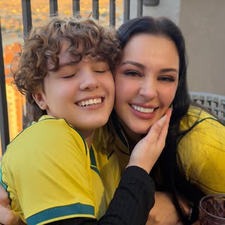 Minha Helo💖
Hoje você completa 12 anos.

E, por mais que eu tente encontrar as palavras certas, exi