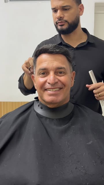 Qual a sua história com a calvície?
Não permita que ela tire sua alegria.
📲 Faça uma avaliação pelo