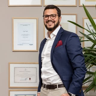 Dr. Emil George Rizk eier Skandinavisk Hårinstitutt, og er en av hårspesialistene på klinikken. Han 