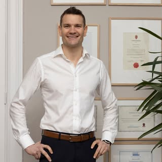 👨‍⚕️ Møt våre leger:
Dr. Martin Enger er vår hudlege. Han er spesialist innen hud- og hårsykdommer 