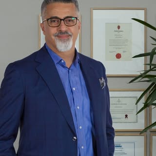 👨‍⚕️ Møt våre leger:
Dr. Marwan Saifi er utdannet lege og spesialist innen hårtransplantasjon. Med 