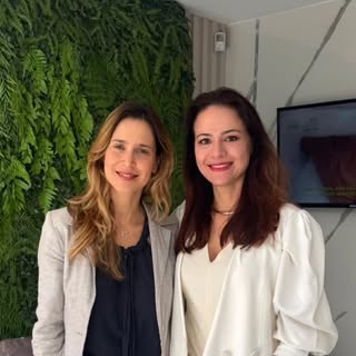 Comigo, essa mulher que o Brasil acompanha na tela há mais de vinte anos: a Mel Lisboa. 🌸🌸 
Para m