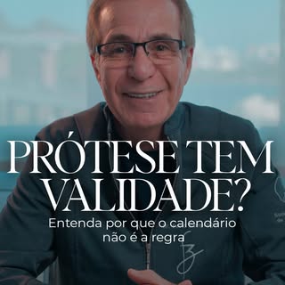 A prótese de silicone não tem um prazo de validade.

O que determina a necessidade de troca é uma av