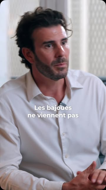 Pas un kilo de plus, et pourtant l’ovale change.
Les bajoues viennent le plus souvent du relâchement