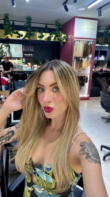 Dia de cuidar do meu cabelo e fazer a manutenção do mega 👱‍♀️

Na @solangecabeleireiroslamaison fiz