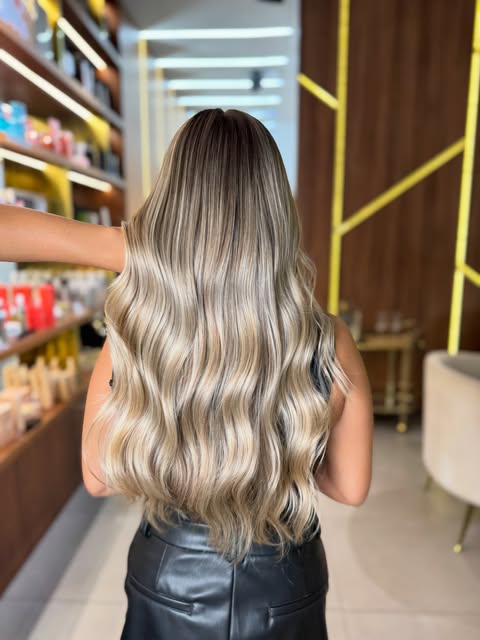 Um loiro luminoso não precisa custar a saúde do teu cabelo, na La Maison, cada mecha é pensada para 