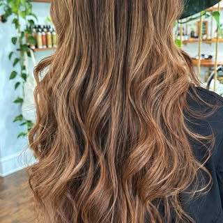 The truth is that healthy hair growth rarely comes from a shampoo alone.

✨Sleep matters. ✨Nutrition