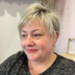 New Year, New Look!
This gorgeous client came in for her first consultation today. 
She’s been manag