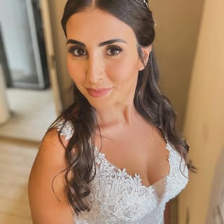 Radiante e pronta per il grande giorno! 💍✨ 
Ecco i segreti di bellezza che ogni sposa dovrebbe cono
