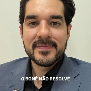 Usar boné todos os dias não resolve a causa da calvície. 👇🏻

Quando o cabelo começa a afinar, muit