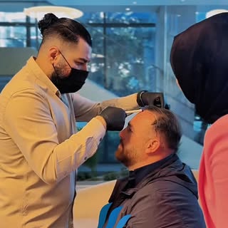 ⚠️ الكثير من الناس يسألون فقط عن السعر في زراعة الشعر…
لكن نادرًا ما يسأل أحد:
“هل سيبقى خط الشعر طب