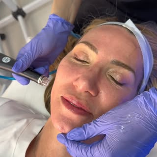 Hydrafacial day with Colette ✨💧

While enjoying her Hydrafacial, Colette shares a few of her favori