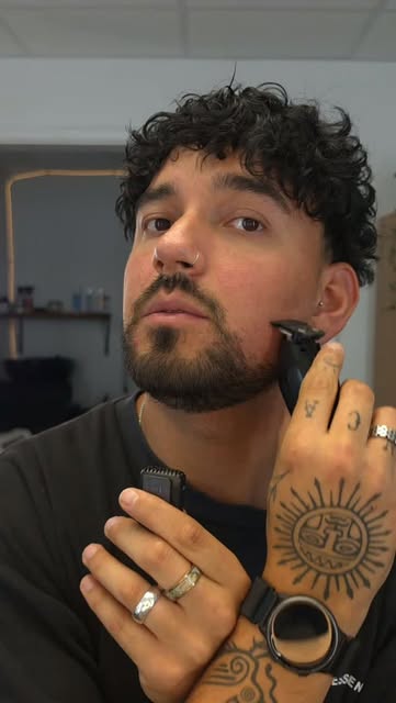 FAO: TRAINED HAIR PROFESSIONALS WHO ARE LOOKING TO GET INTO THE HAIR REPLACEMENT INDUSTRY (and asmr 