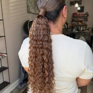 P O N Y T A I L  A N Y O N E?

A ponytail is equal parts classic and equal parts protective ✨ 
and t