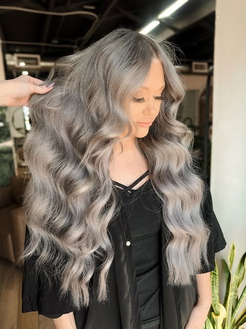 Placement is everything.🙌🏼

Extensions can be beautiful hair, perfectly color matched, and still b