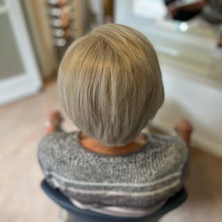 Pretty Grey! Weer een mooie dame met een prachtig haarstuk #natuurlijke #kleur #mooigrijs #haarstuk 