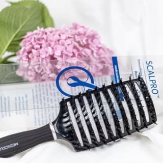 Dit is onze favoriete haar borstel! Heerlijk voor de scalp en je haar. Een verwennerij voor je hoofd