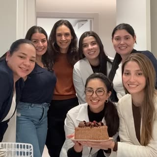 Comemoração do aniversário das taurinas do consultório, com o que a gnt mais gosta de fazer: comer!!