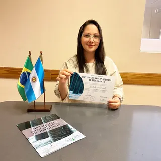 É com muita gratidão no coração que seguro em mãos meu Diplomado Internacional de Tricologia, sendo 
