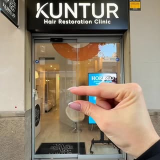 ¿Buscas una clínica capilar donde te sientas realmente en confianza desde el primer momento? 💆‍♂️✨
