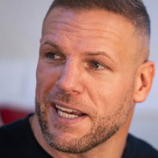What a difference a year can make 🙌 @jameshaskell 

#jameshaskell #restorehairclinics #drraghureddy