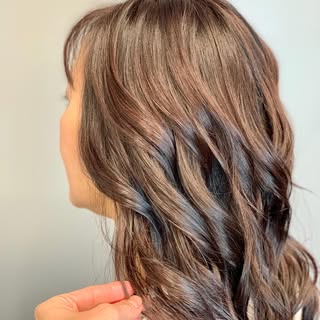 Just look at that SHINE!! 🤩

Hey brunettes, this could be you! 

I mean, why not vamp up your hair 