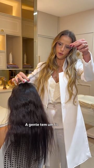 Alopecia androgenética: cada fio conta uma parte da história.

Durante a consulta, a avaliação detal