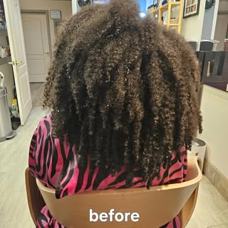 AMAZING transformation!!! 👀 Look how this Holistic  Smoothing Treatment made her hair more manageab