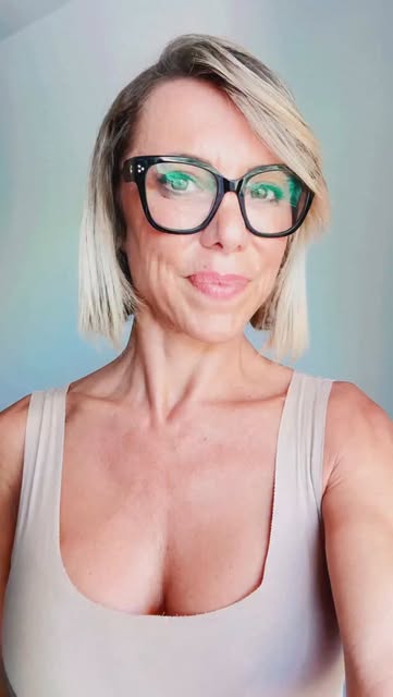 ¿Tus cejas se han vuelto azules, verdes o rojizas después del verano? 👀☀️

El sol, el cloro, el agu