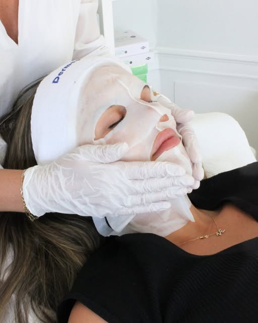Signature Skin Treatment er en komplet behandling til din hud 🤍

Behandlingen er til dig, der ønske