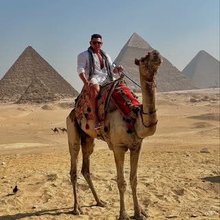 • As imponentes Pirâmides de Gizé, construídas há cerca de 4.500 anos, durante o auge do Império Egí
