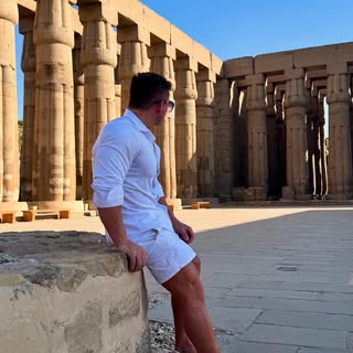 • Templos de Luxor e Karnak, com suas gigantescas colunas, construídas durante os Impérios Novo e Mé