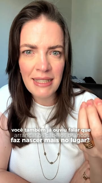 Pode confessar: você também já pensou duas vezes antes de arrancar um cabelo branco com medo de nasc