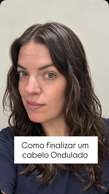 Seu cabelo ondulado não define ou parece que arma sozinho? Eu também já passei por isso.

Nesse víde