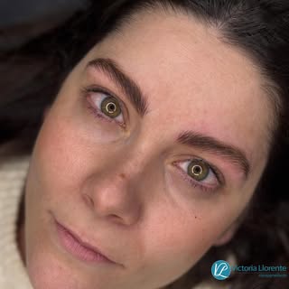 Para las amantes de unas cejas súper naturales, mirad estas cejas realizadas con técnica realista.

