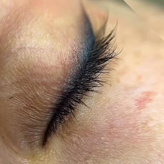 ✨ Eyeliner difuminado ✨
Micropigmentación que realza tu mirada de forma sutil y elegante, realizada 
