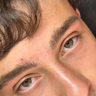 Porque cuidar tus cejas no cambia quién eres, solo resalta tu mejor versión. Natural y masculino. 💯