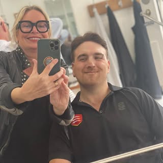 Give yourself the gift of confidence this Christmas. ✨

Discussing realistic, professional hair syst