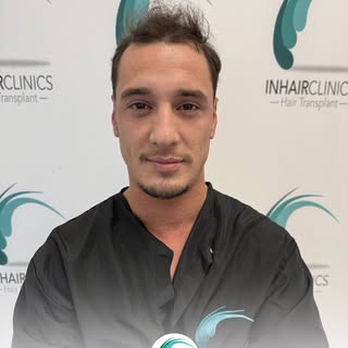 Een natuurlijke haarlijn verandert meer dan alleen uw uiterlijk. ✨

Een geslaagde haartransplantatie