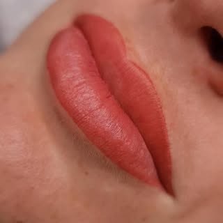 Soft, natural-looking lip blush 👄 
Enhance your natural lip colour with a tint that lasts… fresh, y