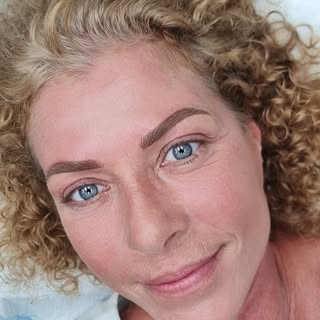 Brows that frame your face perfectly 💁🏼‍♀️
Our brow tattooing technique creates natural, fuller-lo
