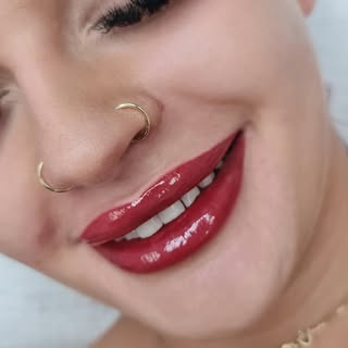 Gloss, balm or bare - your lips will always look beautifully defined with lip blush tattoo💄
Lip tat