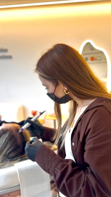 No tratamento da alopecia androgenética, nem sempre o que faz a diferença é fazer mais. É fazer o bá