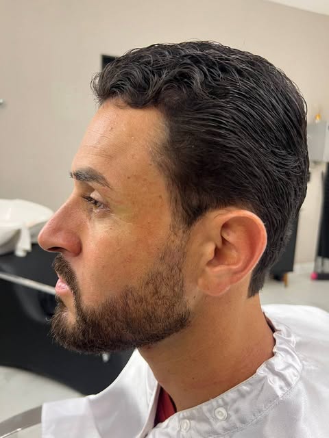 Cabelo alinhado sem cara de cabelo alinhado.
 
O realinhamento capilar masculino tira o volume que a