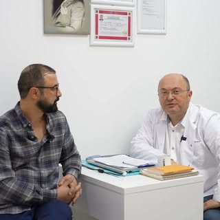 Saç ekimi bir işlem değil,
uzmanlık ve estetik bakış gerektiren bir süreçtir.

Her hastamız için öze